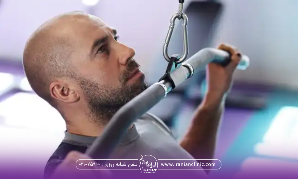 مردی که در حال انجام تمرینات بدنسازی است - بدنسازی بعد از کاشت مو