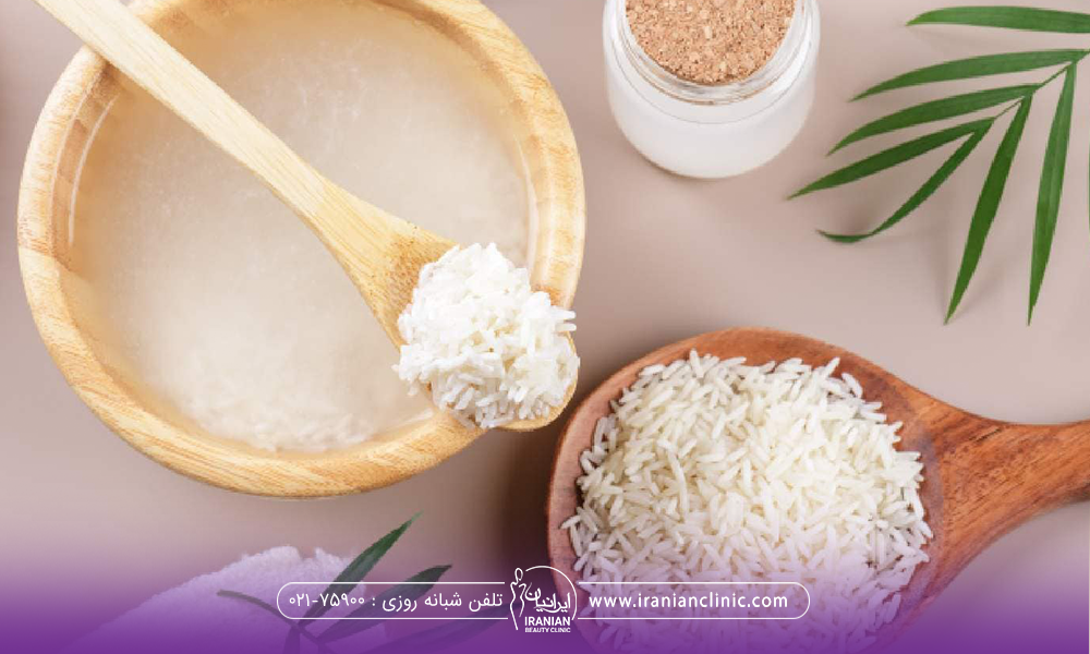 یک کاسه که در آن برنج در آب خیسانده شده است