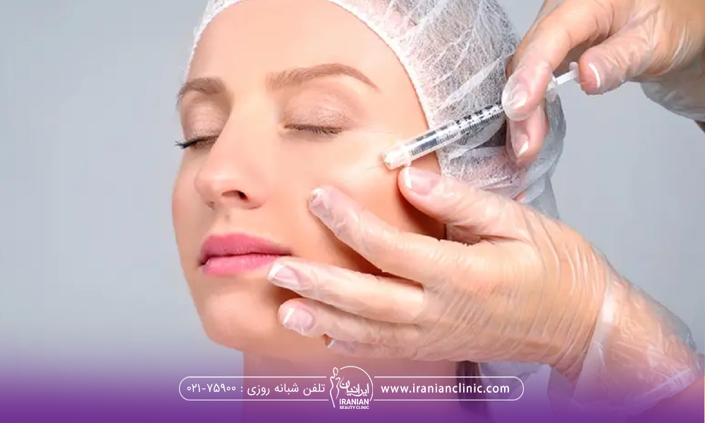 دستان دکتری که دستکش شیشه ای دارد و در حال تزریق به صورت خانمی که کلاه مخصوص به سر دارد است