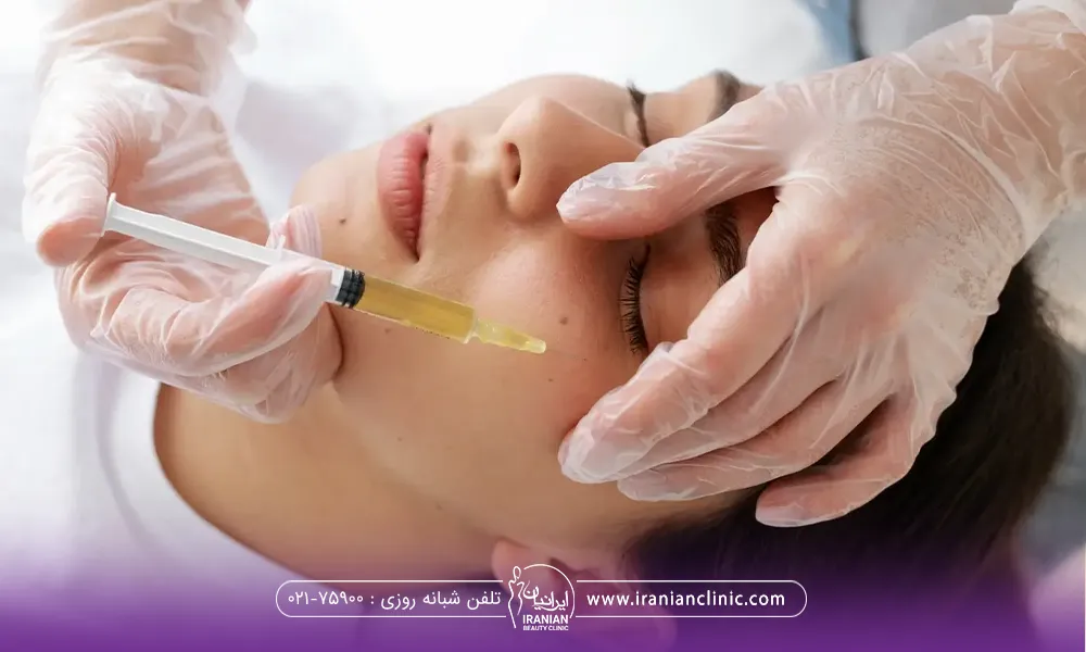 دختری که چشمانش را بسته و پزشک زیر چشم او و به گونه او پی آر پی تزریق می کند