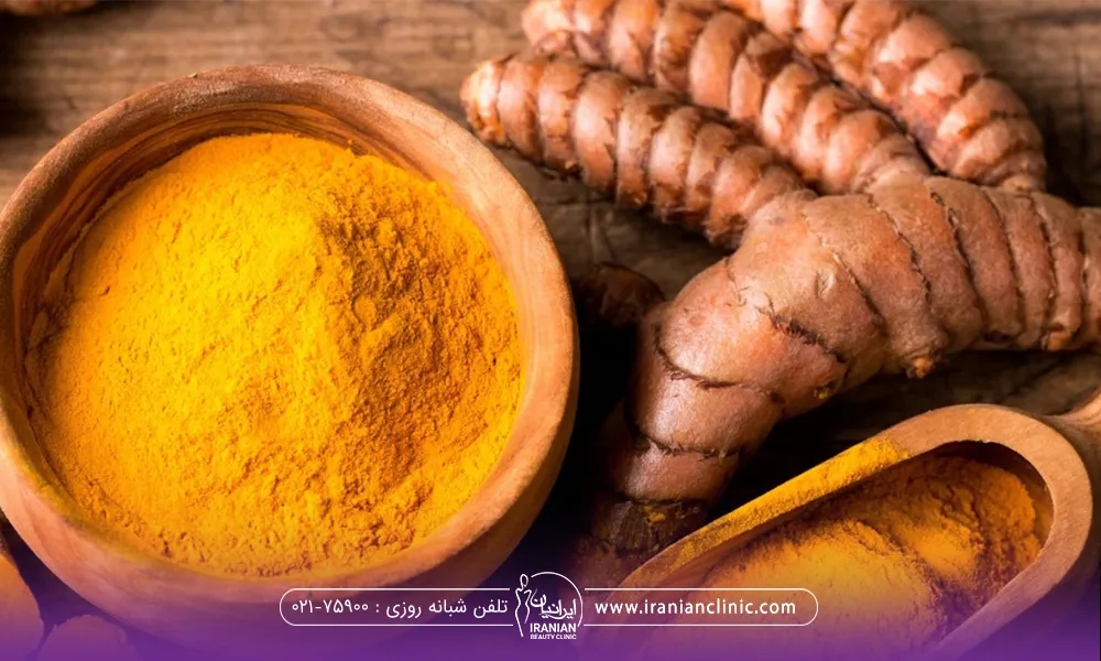 تکه های زردچوبه در کنار یک کاسه پر از پودر زردچوبه