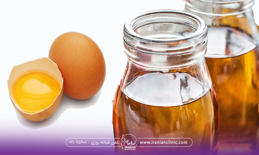 دو ظرف روغن زرده تخم مرغ کنار هم و در کنار آن دو عدد تخم مرغ که یکی شکسته است و زرده مشخص است