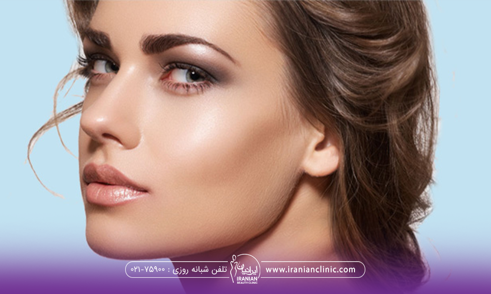 دختری که سر خود را برگردانده است و موهای بلندی دارد